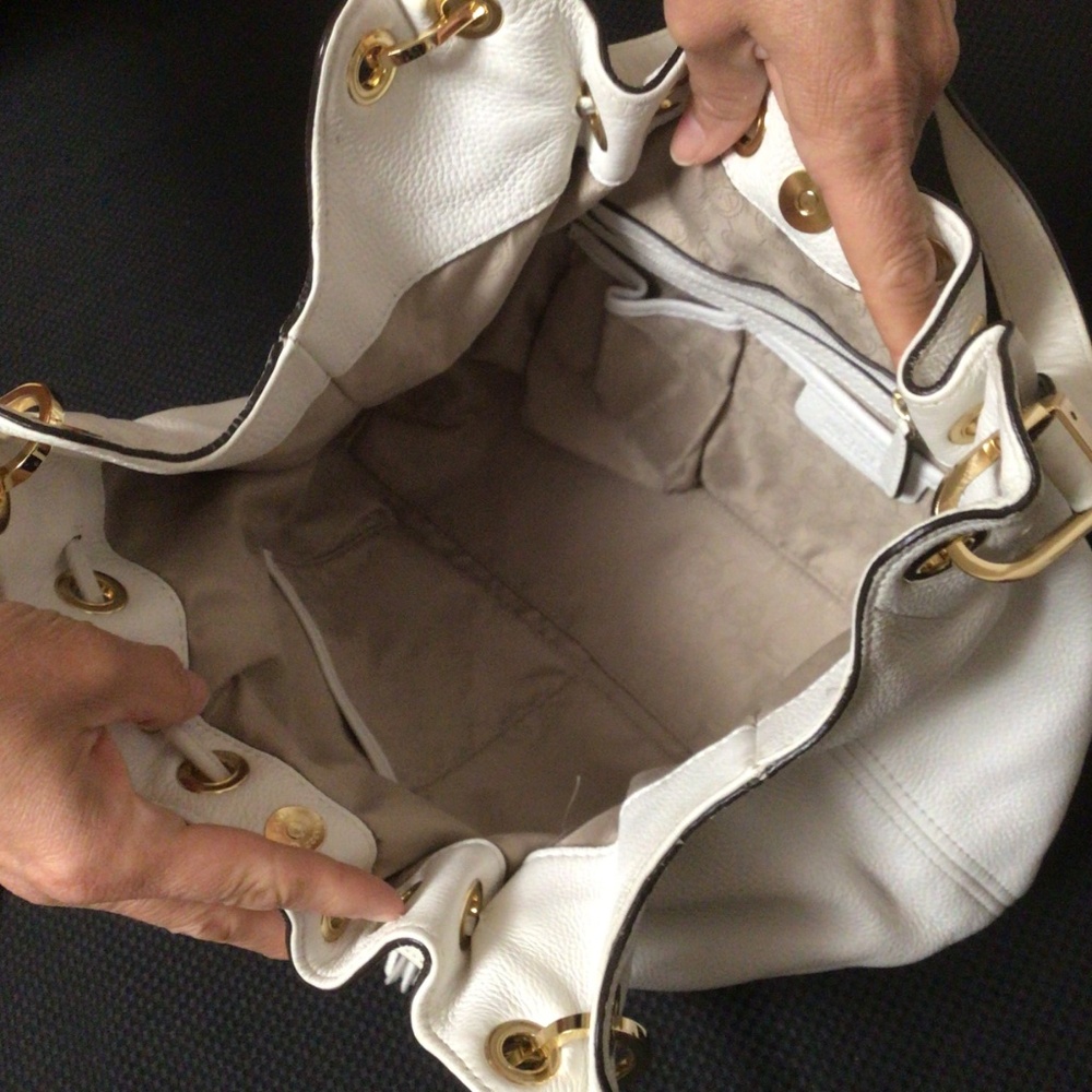 MICHAEL Michael Kors all-leather white hobo bag ๐ค - Picture 4 of 4